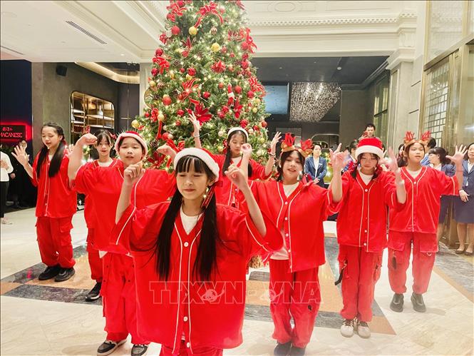 Các cháu thiếu nhi biểu diễn trong lễ thắp sáng cây thông Noel của Khách sạn Hanoi Centre (Hà Nội). Ảnh: Tuyết Mai – TTXVN