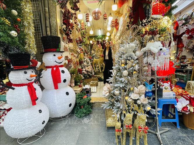 Những sản phẩm đặc trưng của Giáng sinh được bày bán trên phố Hàng Mã. Ảnh: Tuyết Mai - TTXVN