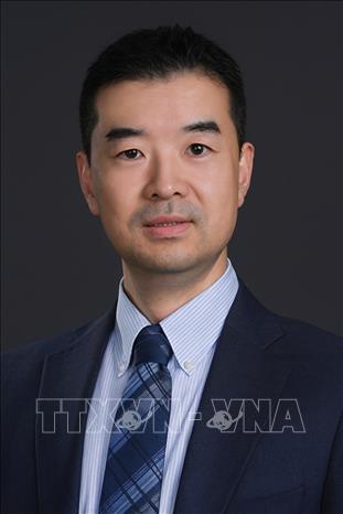 Phó Giáo sư Vương Tân Tùng, chuyên gia bình luận của kênh truyền hình Trung Quốc CGTN. Ảnh: TTXVN phát