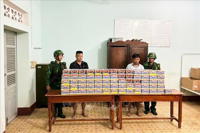 Lê Hùng Cường và Nguyễn Hoàng Tuấn cùng tang vật bị thu giữ tại cơ quan chức năng. Ảnh: TTXVN phát