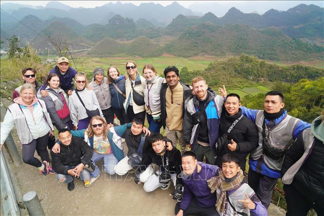 The beauty of Dong Van Karst Plateau attracts tourists. VNA Photo: Khánh Hoà 