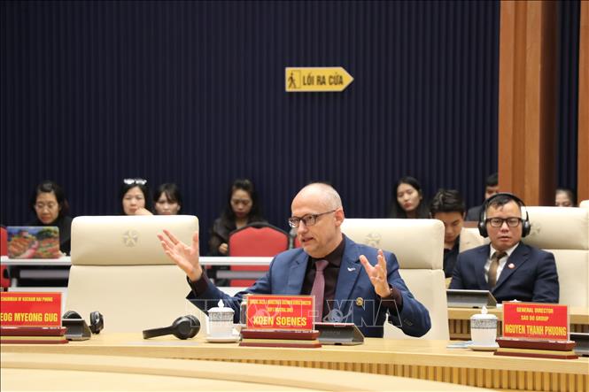 Ông Koen Soenes, Giám đốc Kinh doanh, Marketing và dịch vụ khách hàng, Tổ hợp Khu công nghiệp DEEP C, phát biểu tại Hội nghị. Ảnh: Mạnh Tú - TTXVN