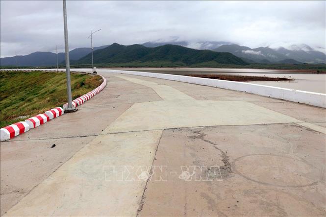 Một số vết nứt trên mặt đập hồ chứa nước Sông Than (thực chất đây là lớp bê tông hạt mịn phủ thân mặt đập, tạo độ dốc bảo vệ phía trên lớp bê tông đá) đã được xử lý. Ảnh: TTXVN phát