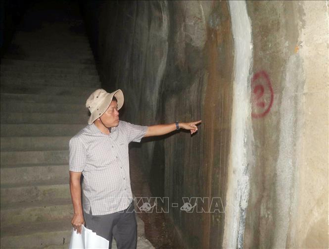 Ông Lê Xuân Toàn (Phó Giám đốc Ban Quản lý Dự án đầu tư xây dựng tỉnh Khánh Hòa) kiểm tra những điểm thấm nhỏ tại các khe thi công của công trình hồ chứa nước Sông Than. Ảnh: TTXVN phát