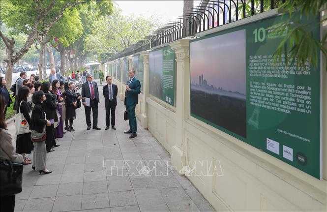 Du khách trong và ngoài nước tham quan buổi giới thiệu bộ ảnh kỷ niệm 10 năm Hiệp định Paris. Ảnh: Phan Phương – TTXVN