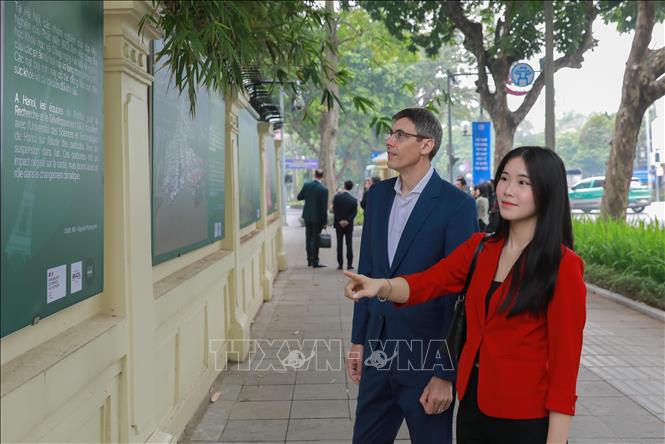 Du khách trong và ngoài nước tham quan buổi giới thiệu bộ ảnh kỷ niệm 10 năm Hiệp định Paris. Ảnh: Phan Phương – TTXVN