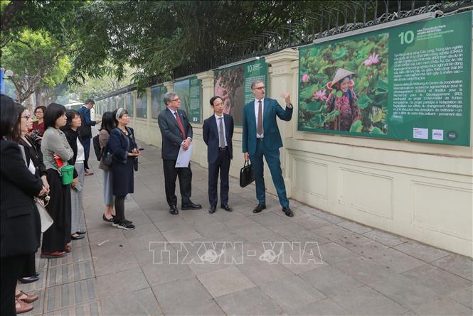 Chính phủ Pháp đồng hành cùng Việt Nam qua các dự án điện gió, thủy điện, trồng rừng… góp phần thúc đẩy phát triển xanh được tái hiện bằng hình ảnh tại buổi trưng bày ở Đại sứ quán Pháp. Ảnh: Phan Phương – TTXVN