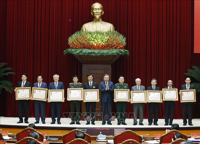 Tổng Bí thư Tô Lâm trao tặng Huân chương Độc lập các hạng Nhất, Nhì, Ba và Huân chương Quân công hạng Nhì, hạng Ba cho các đồng chí lãnh đạo. Ảnh: Thống Nhất – TTXVN