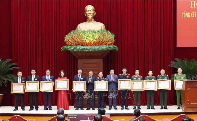 Các cá nhân có thành tích xuất sắc nhận Huân chương Lao động các hạng Nhất, Nhì, Ba. Ảnh: Phương Hoa - TTXVN