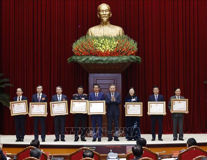 Tổng Bí thư Tô Lâm trao tặng Huân chương Độc lập hạng Ba và Huân chương Lao động hạng Nhất cho các đồng chí lãnh đạo. Ảnh: Thống Nhất – TTXVN