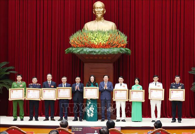 Các cá nhân có thành tích xuất sắc nhận Huân chương Chiến công hạng Nhất, hạng Nhì và Huân chương Lao động hạng Ba. Ảnh: Phương Hoa - TTXVN