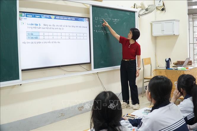 Giờ học của học sinh trường THPT Huỳnh Thúc Kháng, phường Thành Vinh (Nghệ An). Ảnh: Bích Huệ - TTXVN                            