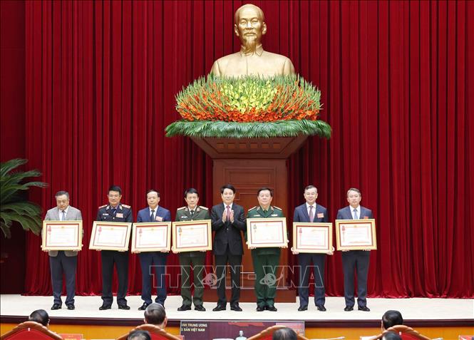Chủ tịch nước Lương Cường trao Huân chương Lao động hạng Nhất và Huân chương Bảo vệ Tổ quốc hạng Nhất cho các ban, bộ, ngành có thành tích xuất sắc. Ảnh: Phương Hoa - TTXVN