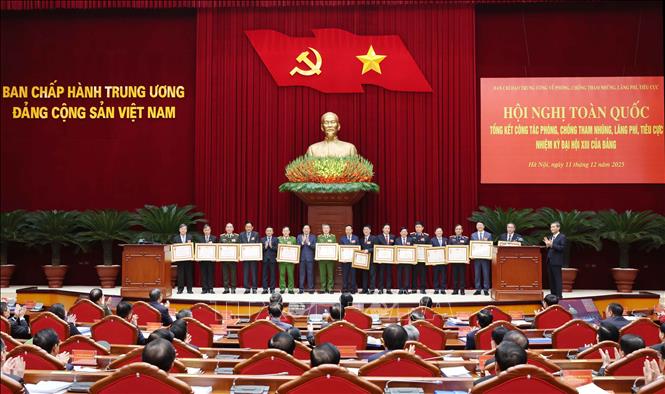 Lãnh đạo các ban, bộ, ngành có thành tích xuất sắc nhận Huận chương Độc lập hạng Ba, Huân chương Quân công hạng Ba, Huân chương Lao động hạng Nhất, hạng Nhì. Ảnh: Phương Hoa - TTXVN