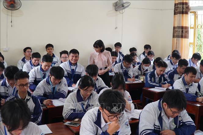 Nhiều trường THPT ở Nghệ An đã tạo điều kiện cho học sinh lớp 12 thay đổi khối xét tuyển, nhưng học sinh cần học thử 1 tuần và phải chắc chắn, được gia đình đồng ý trước khi chuyển lớp hoặc môn học. Ảnh: Bích Huệ - TTXVN                     