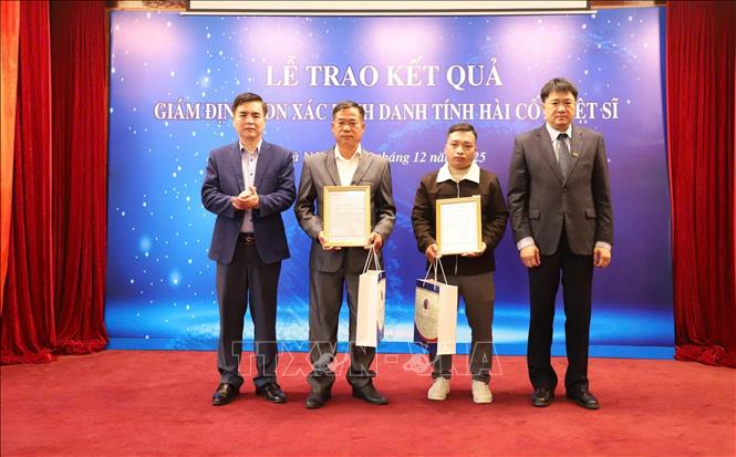 Giáo sư, Tiến sĩ Chu Hoàng Hà, Phó Chủ tịch Viện Hàn lâm Khoa học và Công nghệ Việt Nam trao Thông báo kết quả giám định ADN hài cốt liệt sĩ cho thân nhân liệt sĩ. Ảnh: Quyết Chiến - TTXVN