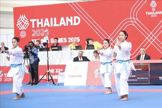 Phần thi nội dung Kata đồng đội của đội tuyển Kata nữ Việt Nam. Ảnh: TTXVN phát