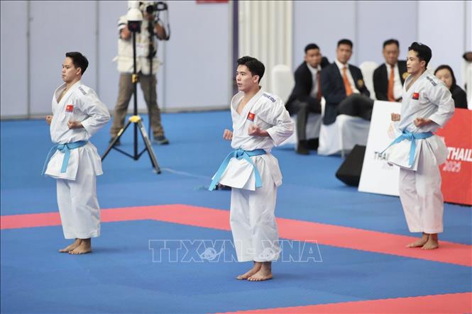 Phần thi nội dung Kata của đội tuyển Kata nam Việt Nam. Ảnh: TTXVN phát