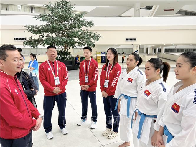 Lãnh đạo đoàn thể thao Việt Nam động viên các tuyển thủ Kata nữ trước khi bước vào chung kết gặp chủ nhà Thái Lan. Ảnh: TTXVN phát