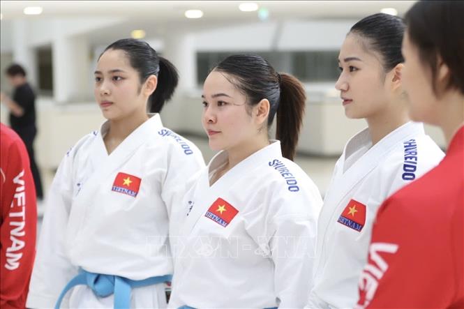 Lãnh đạo đoàn thể thao Việt Nam động viên các tuyển thủ Kata nữ trước khi bước vào chung kết gặp chủ nhà Thái Lan. Ảnh: TTXVN phát