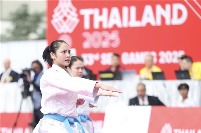 Phần thi nội dung Kata của đội tuyển Kata nữ Việt Nam. Ảnh: TTXVN phát