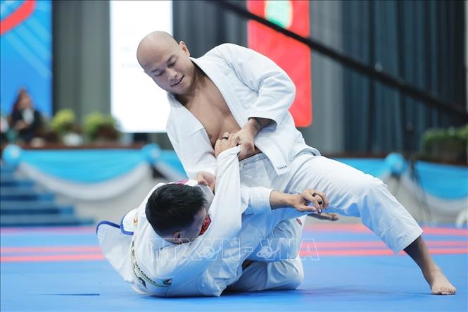 VĐV Phạm Trí Dũng (đai đỏ, Việt Nam) thi đấu nội dung Ne-waza hạng 69kg. Ảnh: Minh Quyết - PV TTXVN tại Thái Lan
