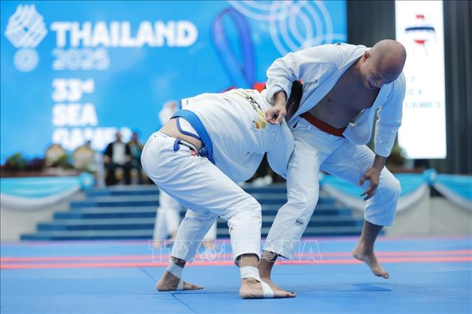 VĐV Phạm Trí Dũng (đai đỏ, Việt Nam) thi đấu nội dung Ne-waza hạng 69kg. Ảnh: Minh Quyết - PV TTXVN tại Thái Lan
