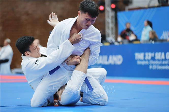 VĐV Phạm Lê Hoàng Linh (đai xanh, Việt Nam) thi đấu nội dung Ne-waza hạng 85kg. Ảnh: Minh Quyết - PV TTXVN tại Thái Lan