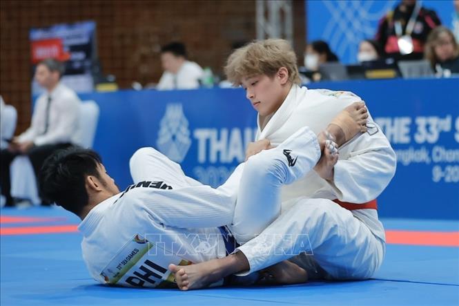 VĐV Nguyễn Tiến Triển (đai đỏ, Việt Nam) thi đấu nội dung Ne-waza hạng 85kg. Ảnh: Minh Quyết - PV TTXVN tại Thái Lan