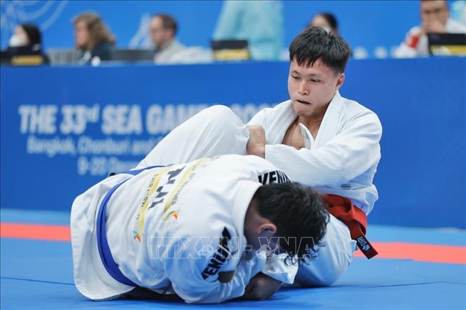 VĐV Phạm Lê Hoàng Linh (đai xanh, Việt Nam) thi đấu nội dung Ne-waza hạng 85kg. Ảnh: Minh Quyết - PV TTXVN tại Thái Lan
