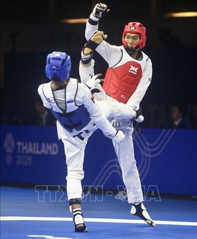 VĐV Nguyễn Hồng Trọng giành chiến thắng trước Da Costa D.C của Timor Leste, giành quyền vào bán kết hạng dưới 54kg. Ảnh: TTXVN phát