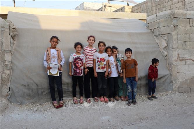 Các em nhỏ tại trại tị nạn ở Idlib, Syria. Ảnh: THX/TTXVN