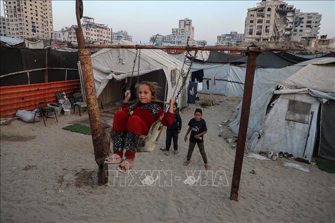 Các em nhỏ tại trại tị nạn ở Gaza. Ảnh: THX/TTXVN