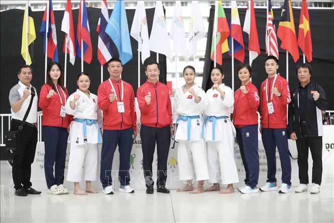 Lãnh đạo đoàn thể thao Việt Nam động viên các tuyển thủ Kata nữ trước khi bước vào chung kết gặp chủ nhà Thái Lan. Ảnh: TTXVN phát