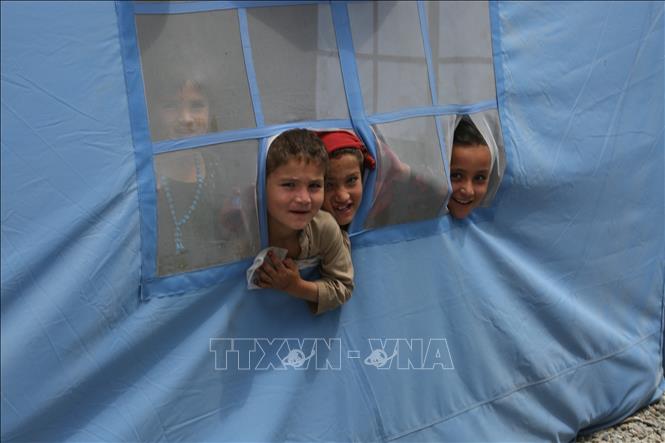 Các em nhỏ tại trại tị nạn ở Kabul, Afghanistan. Ảnh: THX/TTXVN