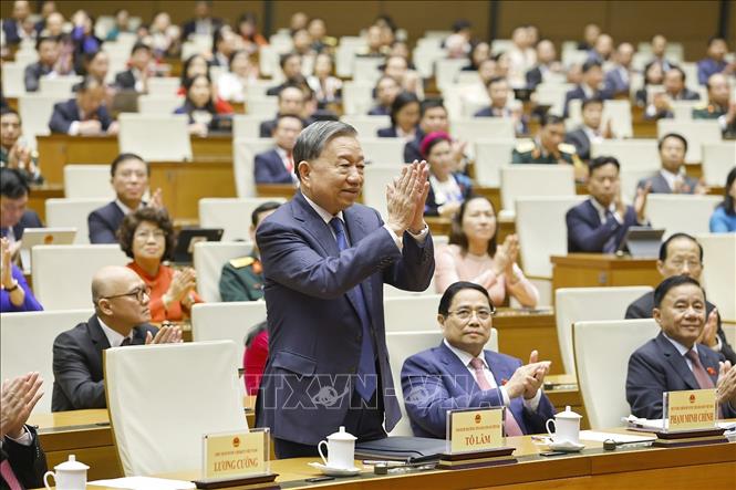 Tổng Bí thư Tô Lâm cùng các đồng chí lãnh đạo, nguyên lãnh đạo Đảng, Nhà nước và đại biểu dự bế mạc kỳ họp. Ảnh: Doãn Tấn - TTXVN