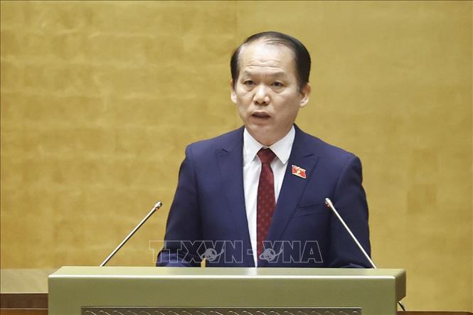 Ủy viên Ủy ban Thường vụ Quốc hội Hoàng Thanh Tùng trình bày dự thảo Nghị quyết về tổng kết công tác nhiệm kỳ 2021-2026 của Quốc hội, Chủ tịch nước, Chính phủ, Tòa án nhân dân tối cao, Viện  kiểm sát nhân dân tối cao, Kiểm toán Nhà nước. Ảnh: Doãn Tấn - TTXVN