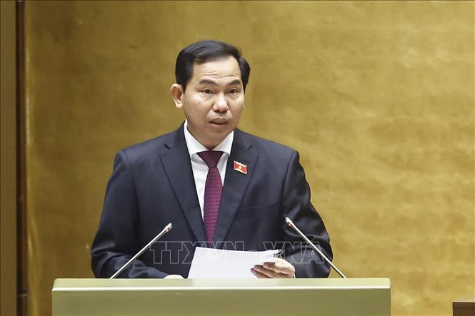 Ủy viên Ủy ban Thường vụ Quốc hội Lê Quang Mạnh trình bày dự thảo Nghị quyết Kỳ họp thứ 10, Quốc hội khóa XV. Ảnh: Doãn Tấn - TTXVN