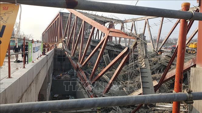 Hiện trường vụ sập công trình thư viện đang thi công tại Gwangju, Hàn Quốc, ngày 11/12/2025. Ảnh: THX/TTXVN