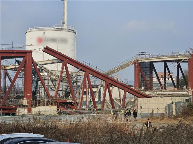 Hiện trường vụ sập công trình thư viện đang thi công tại Gwangju, Hàn Quốc, ngày 11/12/2025. Ảnh: THX/TTXVN