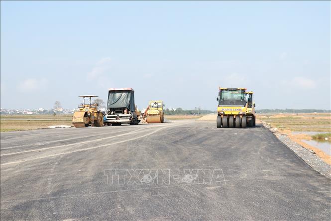 Các nhà thầu huy động máy móc nhân lực đẩy nhanh tiến độ thi công. Ảnh: Tường Vi – TTXVN 