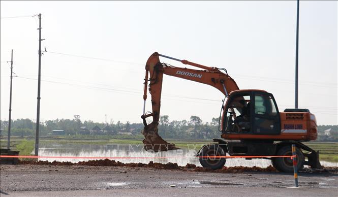 Các nhà thầu huy động máy móc nhân lực đẩy nhanh tiến độ thi công. Ảnh: Tường Vi – TTXVN 