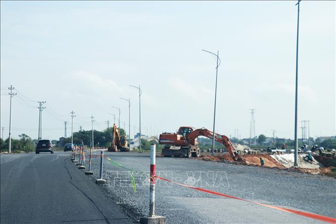 Các nhà thầu huy động máy móc nhân lực đẩy nhanh tiến độ thi công. Ảnh: Tường Vi – TTXVN