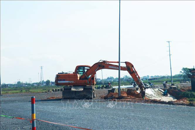 Các nhà thầu huy động máy móc nhân lực đẩy nhanh tiến độ thi công. Ảnh: Tường Vi – TTXVN