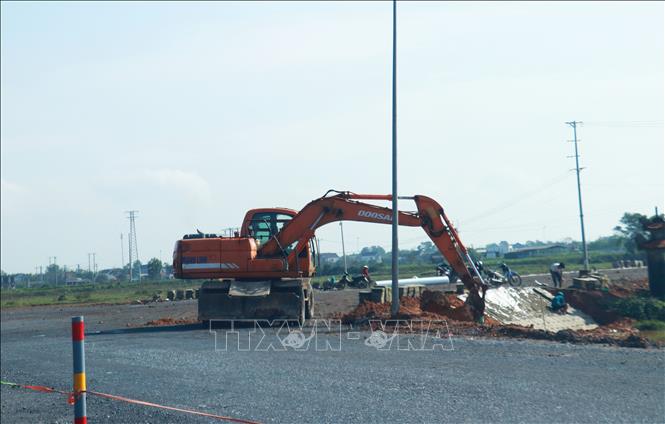 Các nhà thầu huy động máy móc nhân lực đẩy nhanh tiến độ thi công. Ảnh: Tường Vi – TTXVN
