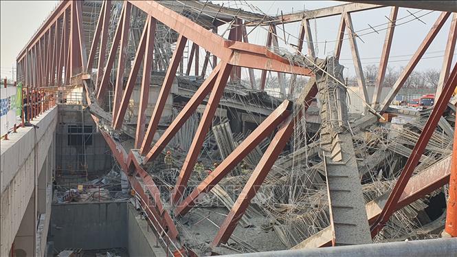 Hiện trường vụ sập công trình thư viện đang thi công tại Gwangju, Hàn Quốc, ngày 11/12/2025. Ảnh: THX/TTXVN