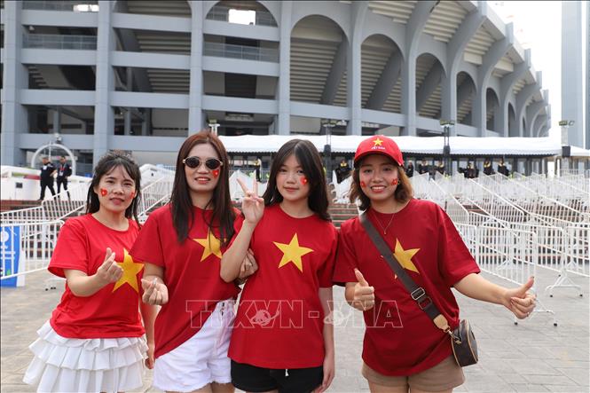 Những bạn trẻ mang theo áo in hình cờ đỏ sao vàng tới sân. Ảnh: Đỗ Sinh - PV TTXVN tại Thái Lan