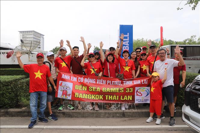 Nhóm cổ động viên đi từ Playku sang Thái Lan cổ vũ đội bóng. Ảnh: Đỗ Sinh - PV TTXVN tại Thái Lan