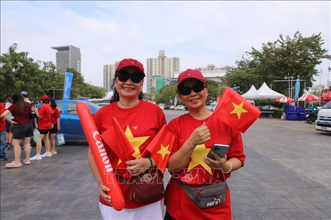 Hai cổ động viên nhiệt tình từ Thành phố Hồ Chí Minh. Ảnh: Đỗ Sinh - PV TTXVN tại Thái Lan
