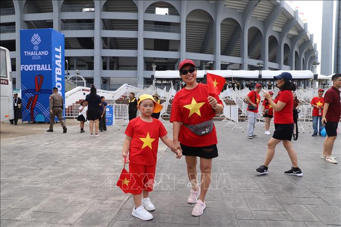 Bà cháu cùng cổ vũ đội tuyển chiến thắng. Ảnh: Đỗ Sinh - PV TTXVN tại Thái Lan